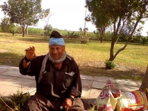 آی آدم ها که بر ساحل نشسته شاد و خندانید، یک نفر انگار در آب دارد می سپارد جان ...