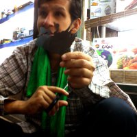 برشی از زندگی هنرمندی که با قیچی هنر می آفریند...