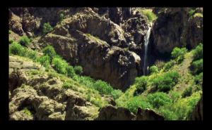 تلاطم آب و سبزینه و سنگ...